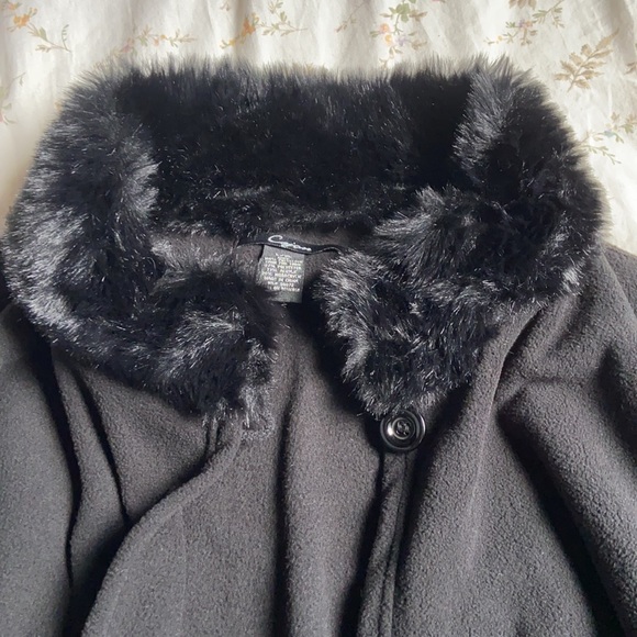Faux fur trim black coat in great condition size large / extra large - Picture 6 of 8